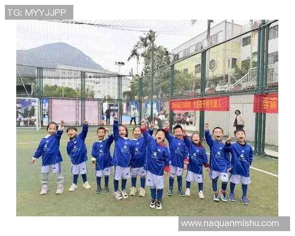 小朋友热情招呼足球明星展现童真与偶像的美好瞬间