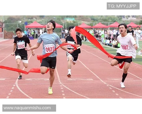 校园足球赛画中的青春拼搏与团队精神的完美交融